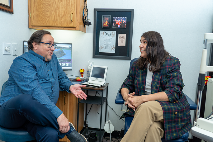 A patient is consulting with an eye doctor.